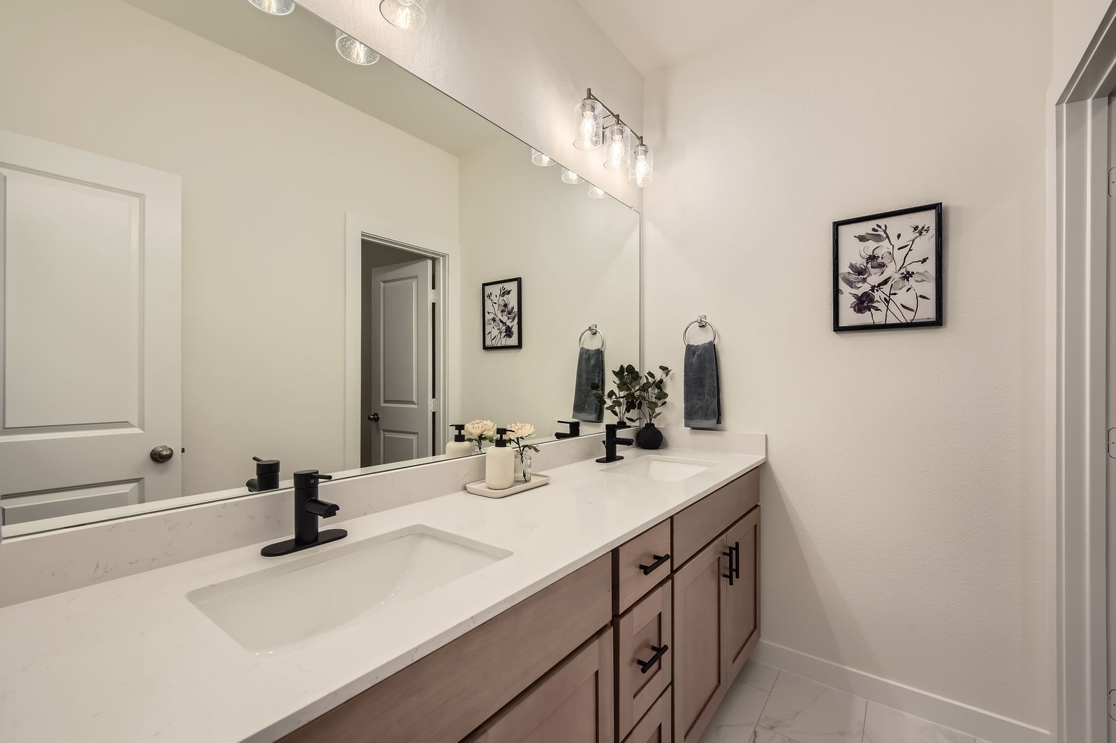 8103 Sawyer Dr - Web Quality - 022 - 32 2nd Floor Bathroom