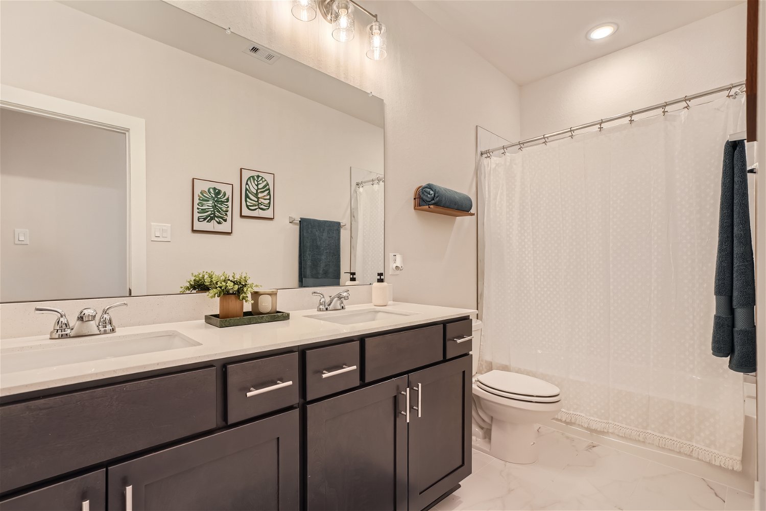 33103-Oak-Hts-Pl-Web-Quality-028-30-2nd-Floor-Bathroom