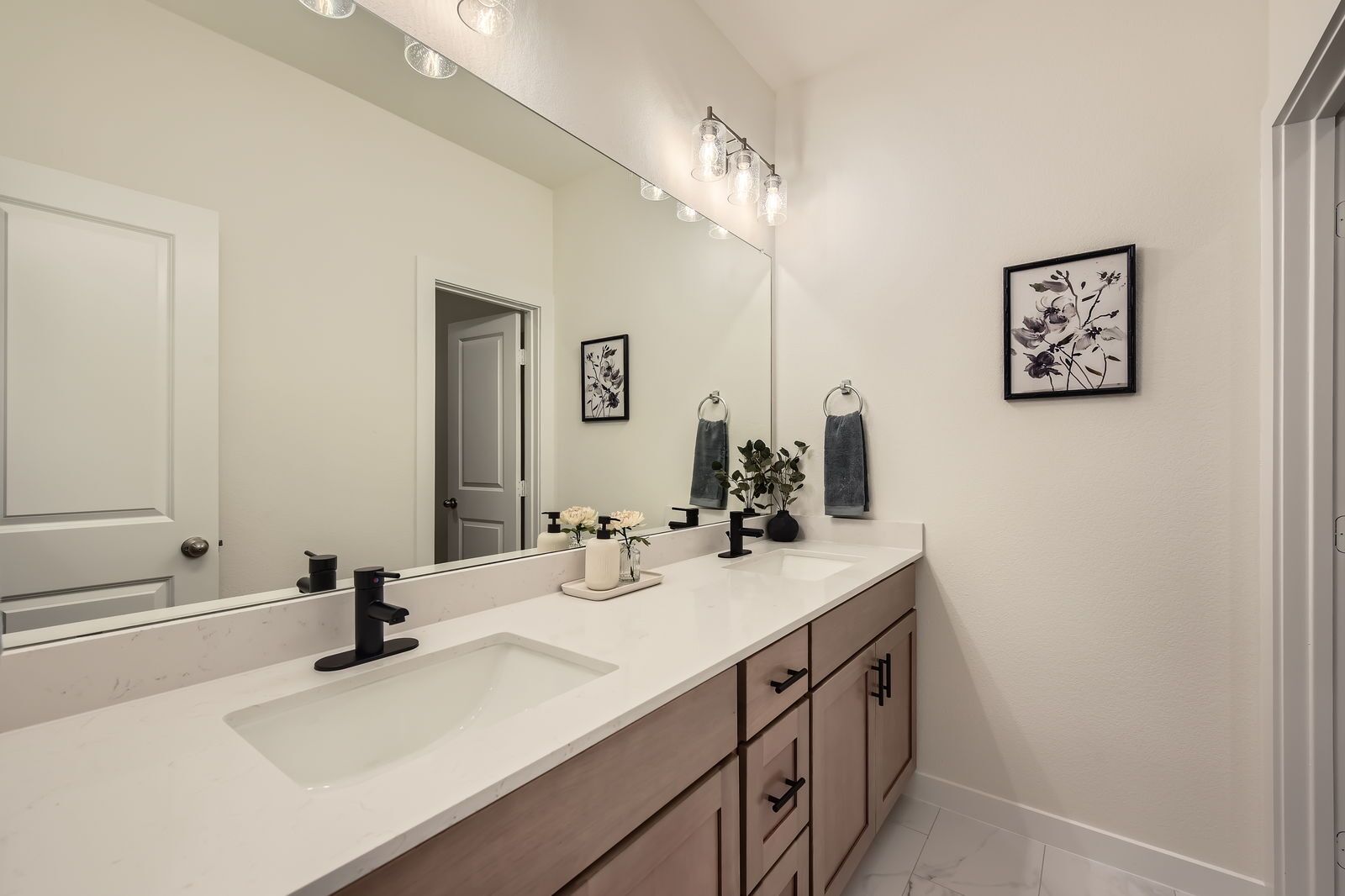 8103 Sawyer Dr - Web Quality - 022 - 32 2nd Floor Bathroom